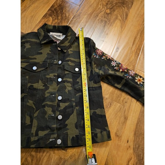Savanna Jane Camo Jackets S. Floral Embroidery. - Picture 8 of 9